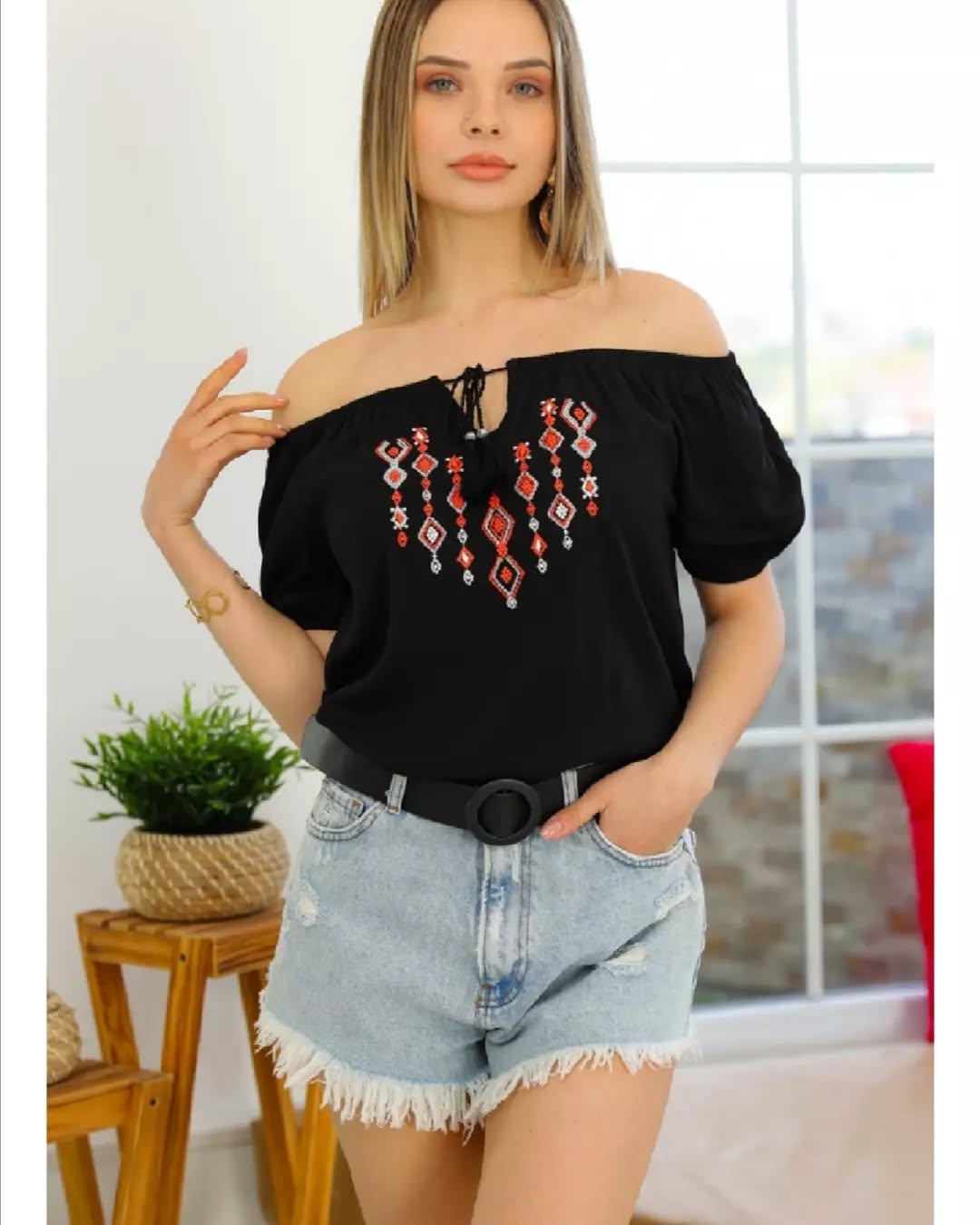 Siyah Viskon Nakışlı Tunik